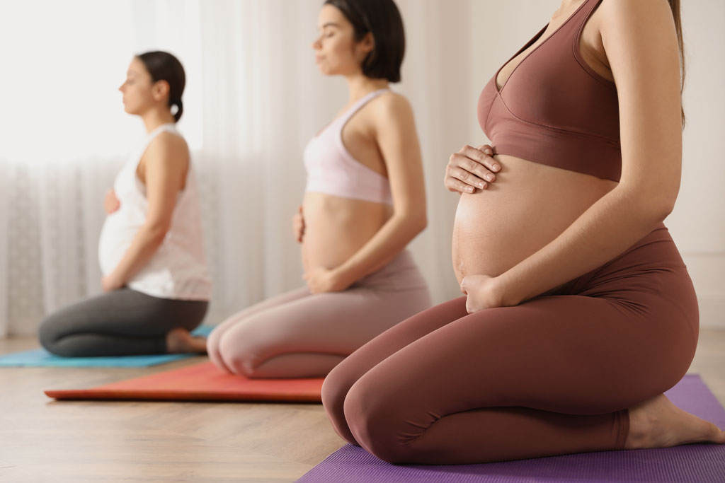 Clase grupal yoga embarazadas