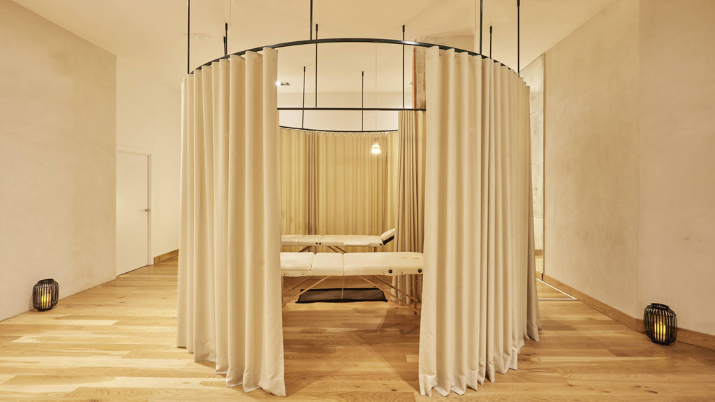 Habitación de masaje con cortinas